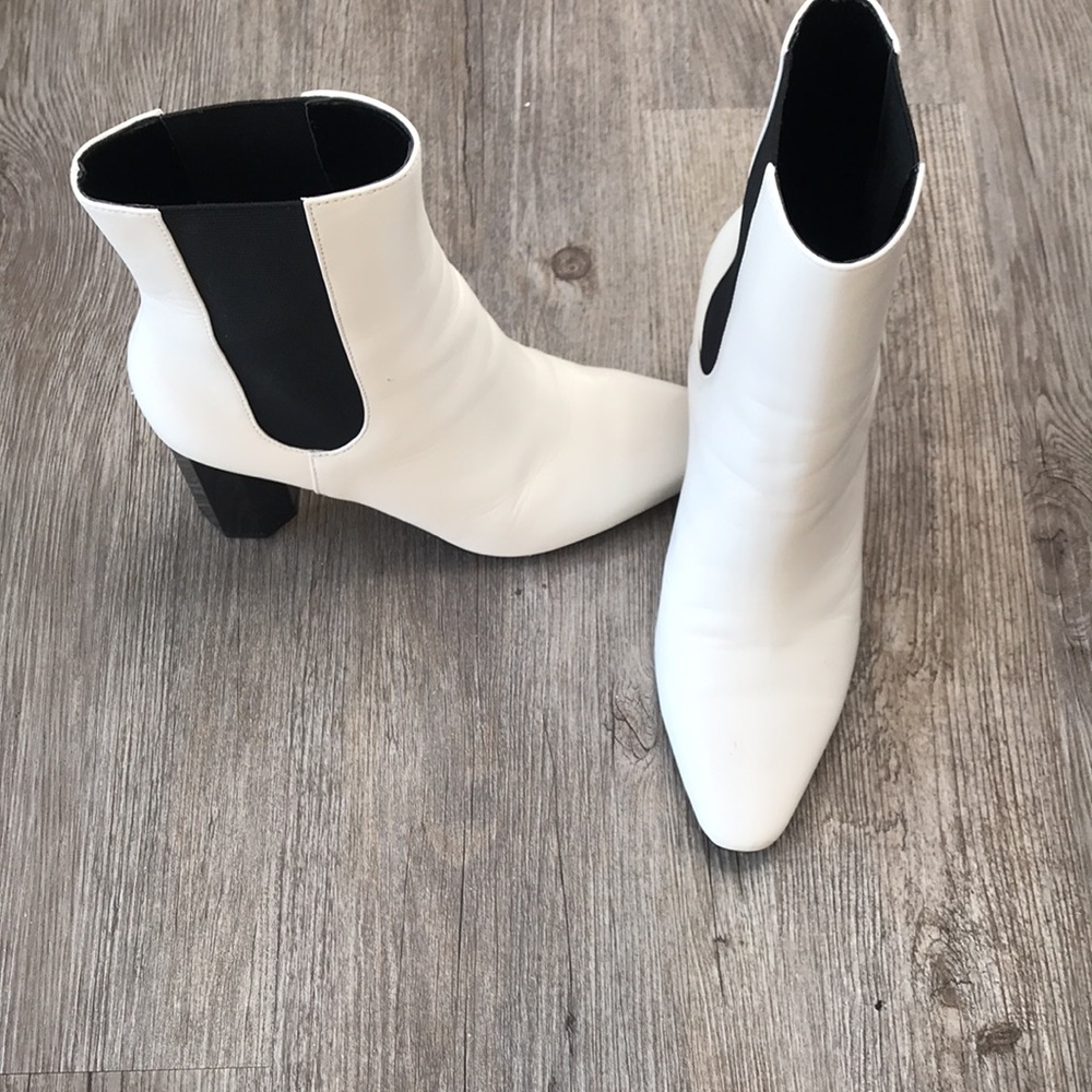 Donald Pliner Laila White Leather Pull On Heel Ankle Boots Size 6M - Picture 2 of 10